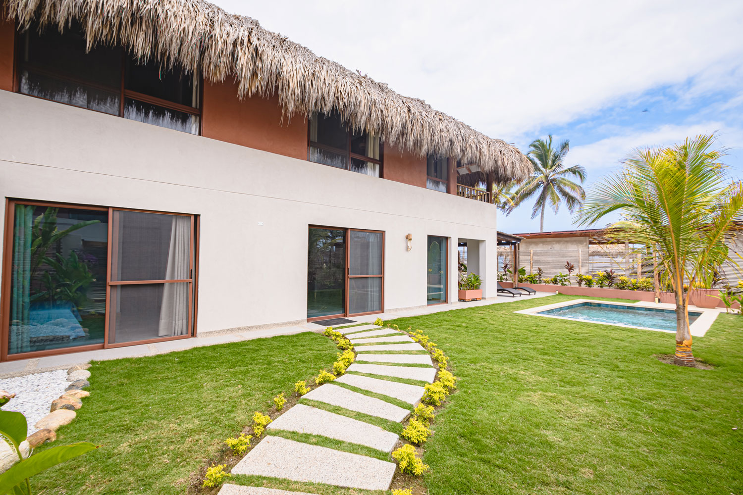 entrada villa habitaciones con piscina entrada villa habitaciones con piscina